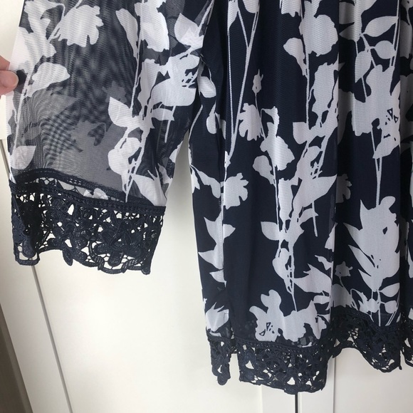 3/$20 CLEO Petite Blouse, Doesn’t Fit Like Petite - Picture 5 of 11